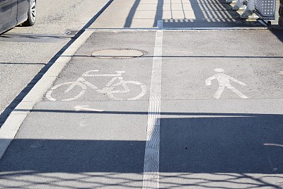 为自行车和行人让路