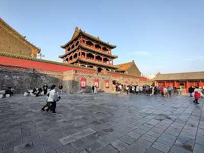 游客在辽宁沈阳的奉天宫观光