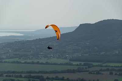 滑翔伞正在巴拉顿高地飞行