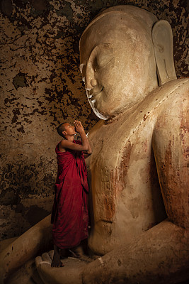 缅甸，初出茅庐的佛教僧侣在寺庙里沉思
