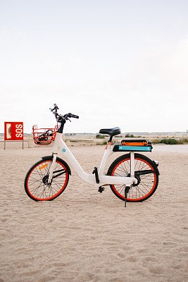 沙滩上的电动自行车