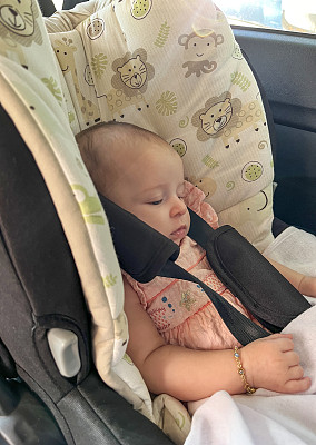两个月大的婴儿在汽车座椅上睡着了
