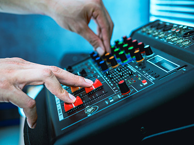 录音师在录音室、广播室、混音室中进行调音控制。专业的音频混音控制台，按钮，滑动器和滑块。声音检查。
