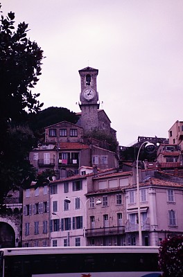 上世纪90年代，法国南部里维埃拉，戛纳，老港口Vieux Port和老城Le Suquet的钟楼天际线
