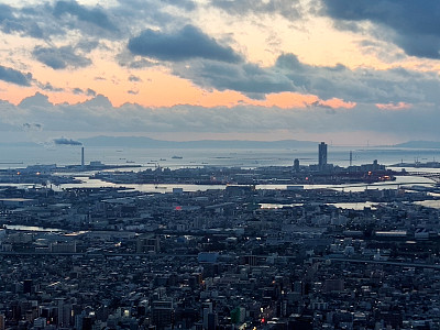 日落时的大阪海港和城市景观，日本