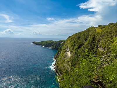 印度尼西亚努沙佩尼达岛的科林金海滩有戏剧性的悬崖