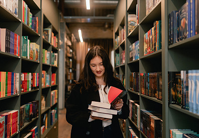 漂亮的Z代韩国女学生在书店里挑选书。教育培训理念。系列的一部分