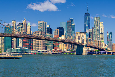 纽约天际线，布鲁克林大桥，曼哈顿高楼，世界贸易中心和东河。