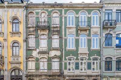 传统城市历史中心建筑。波尔图市中心典型的彩色建筑立面。旅游和葡萄牙古迹。