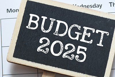 2025年预算-在日历上的小粉笔板上的单词。商业概念。