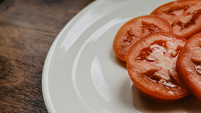 盘子里的番茄片
