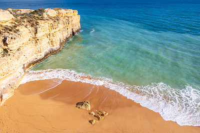 葡萄牙阿尔加维沙滩上的海洋和海浪的俯视图