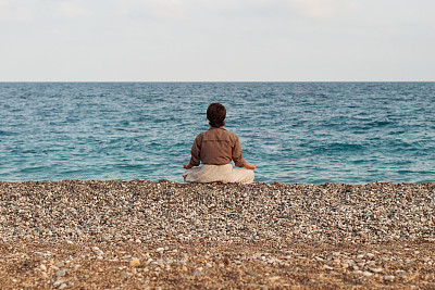 一个女人在海边沉思