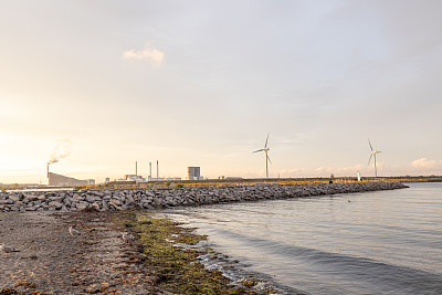沿海工业区的可持续能源景观