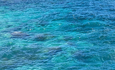 抽象透明蓝绿色海水背景。海浪自然纹理。
