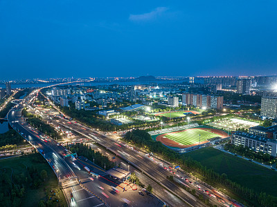 城市立交桥夜间交通流量鸟瞰图