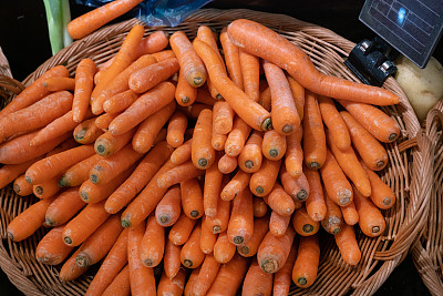 法国里维埃拉的一个市场上出售的胡萝卜