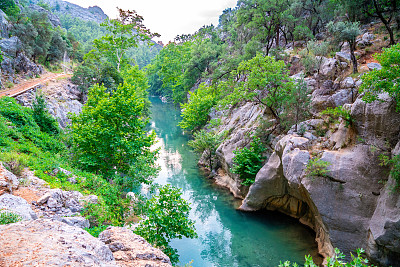 雅兹里峡谷自然公园以其湖泊和绿色景观，波光粼粼的流水，丰富多样的动植物而闻名。Isparta,土耳其。