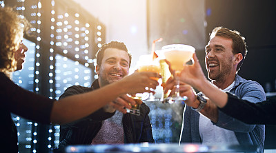 朋友们，在俱乐部聚会或夜生活活动中快乐和欢呼，在乐趣或笑声中建立友谊。酒，敬酒，举杯欢庆，一起举杯共饮