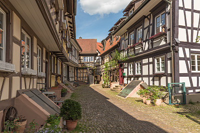 有半木结构房屋的小巷，根根巴赫，金兹塔尔，黑森林，巴登-符腾堡州，德国
