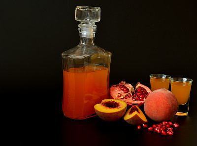 黑底石榴桃利口酒，一瓶两杯，配自制酒精和成熟水果。