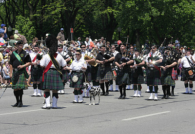 在美国印第安纳州印第安纳波利斯举行的印第500游行中，游行乐队带着苏格兰裙和风笛