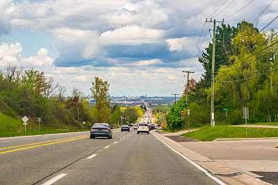 伯灵顿，安大略省- 5号高速公路向东看大多伦多地区