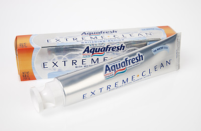 Aquafresh牙膏。