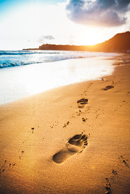 沙滩上有脚印的日落