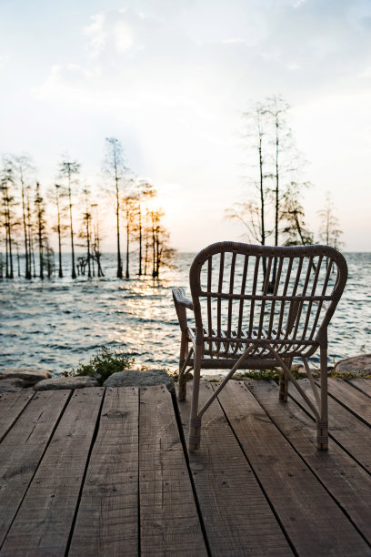湖边的椅子