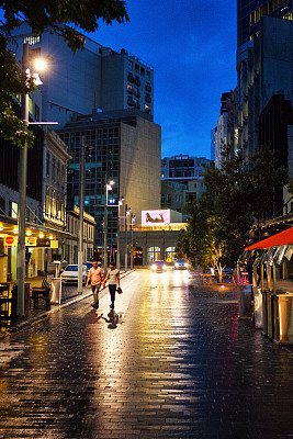 人们走在新西兰奥克兰市中心的街道上