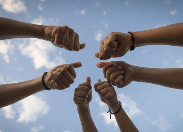 画心手指脸上贴着自己写的标语创业商务团队工作形象图片商务团队形象