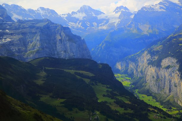 上面的Lauterbrunnen田园诗般的山谷和穆伦阿尔卑斯村，瑞士阿尔卑斯山