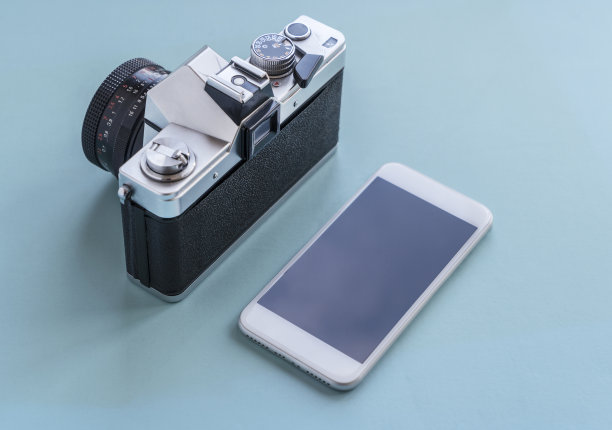 复古相机和现代手机
