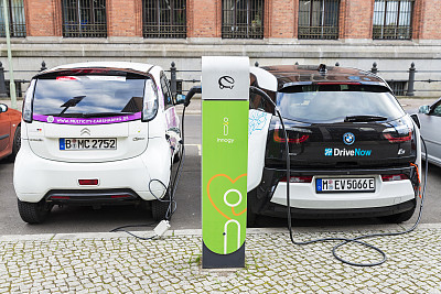 德国柏林，正在充电的电动汽车