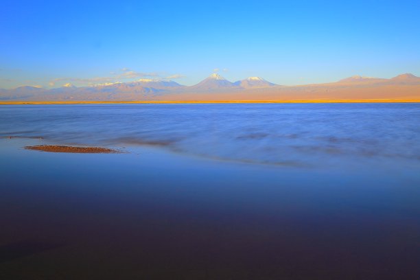 拉古纳-特宾基切湖，利坎卡武尔和Juriques火山在金色的日落-蓝绿色的湖反射和田园般的阿塔卡马沙漠，火山景观全景-圣佩德罗阿塔卡马，智利，Bolívia和阿根廷边境
