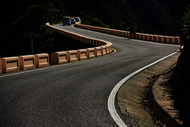 夏日里蜿蜒的道路