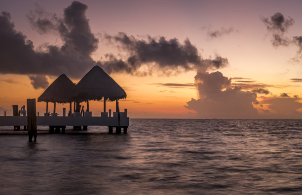 美丽的日出在大西洋与游轮在地平线上，墨西哥坎昆