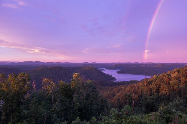 山湖日落时的彩虹