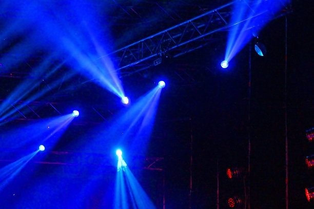 舞台聚光灯与光线。演唱会灯光背景