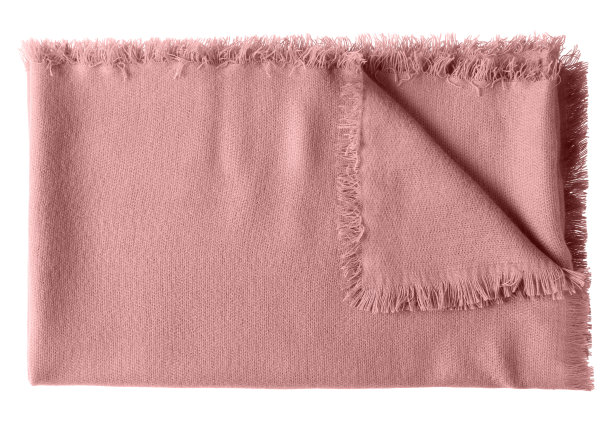 粉红色的玫瑰苍白折叠羊毛披肩毯上孤立的白色