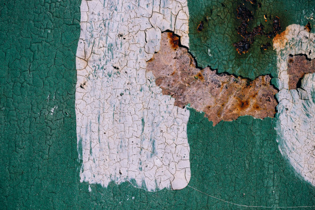 锈迹斑斑的金属表面有开裂的绿色油漆，抽象的锈迹斑斑的金属纹理，绿色锈迹斑斑的金属背景中间有一条白色油漆，锈迹斑斑的钢材，锈迹斑斑的钢材，锈迹斑斑的钢材