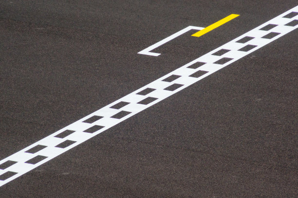 赛道上终点线的极简照片