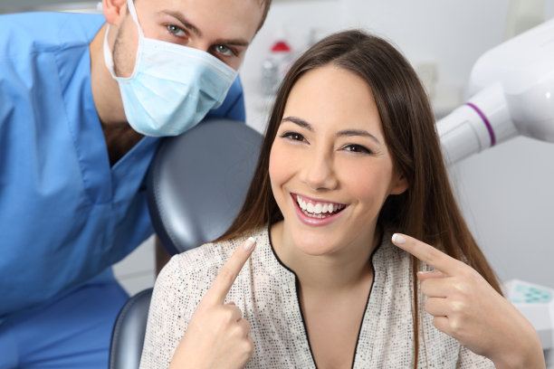 满意的牙医病人展示她完美的微笑