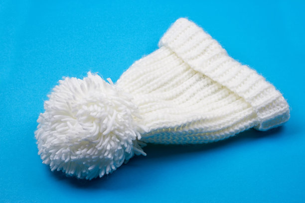 白色冬季针织帽