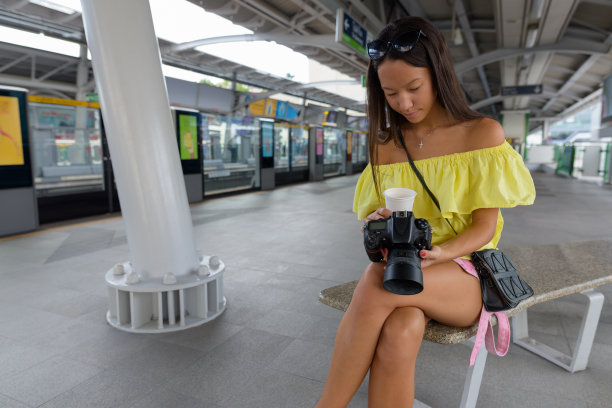 年轻美丽的多民族游客女子肖像在BTS空中火车站在泰国曼谷