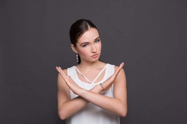 交叉做停车标志有魅力的女人说谢谢,但是不行没有按钮拒绝吸烟手势