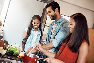 Everyone’s getting in on dinner prep