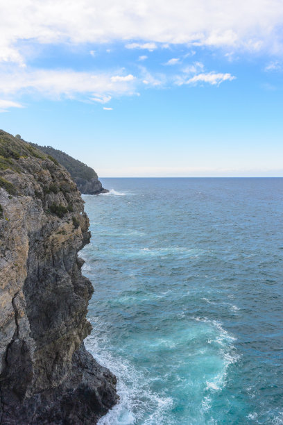 多岩石的海岸线