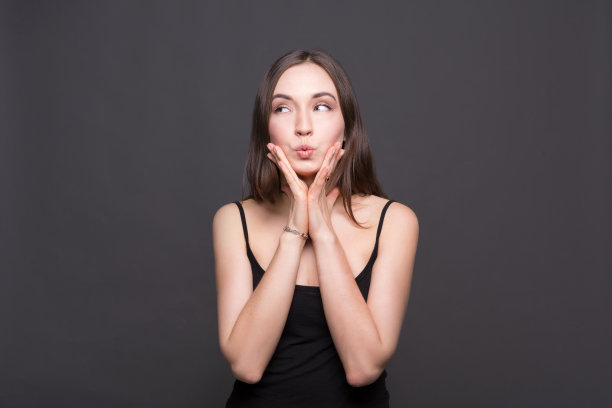 一幅带着神秘表情的体贴女人的肖像